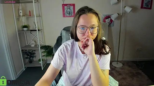 Nuura Moore online show from February 9, 2026, 12:52 am