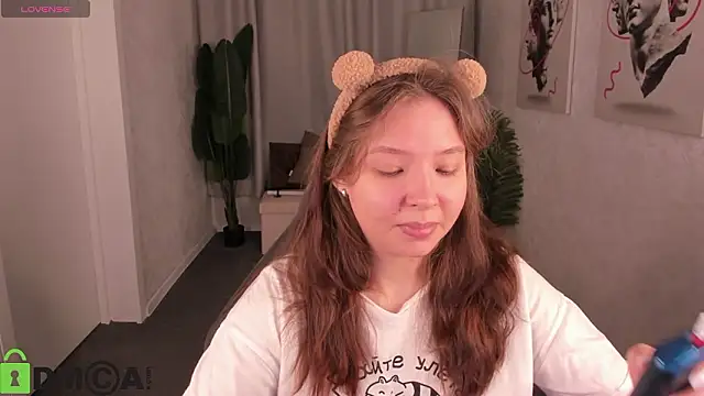 Nuura Moore online show from February 6, 2026, 1:12 am