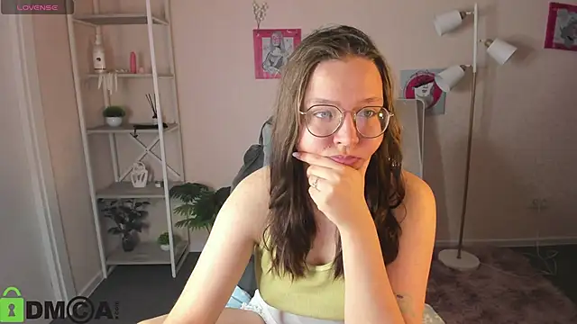 Nuura Moore online show from February 7, 2026, 1:02 am