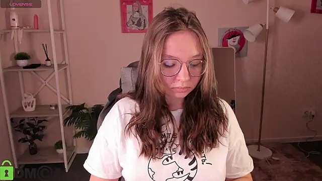 Nuura Moore online show from February 4, 2026, 12:49 am