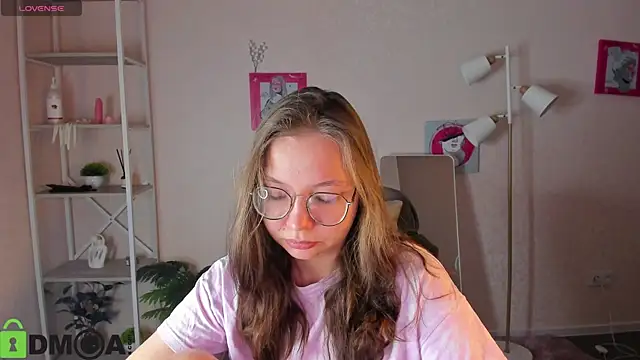 Nuura Moore online show from February 10, 2026, 1:04 am