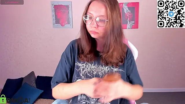 Nuura Moore online show from November 12, 2025, 12:59 am