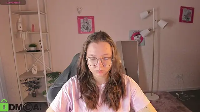 Nuura Moore online show from February 13, 2026, 1:05 am