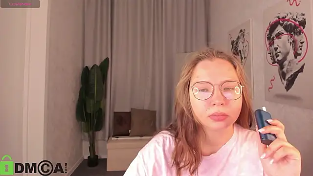 Nuura Moore online show from February 14, 2026, 12:33 am