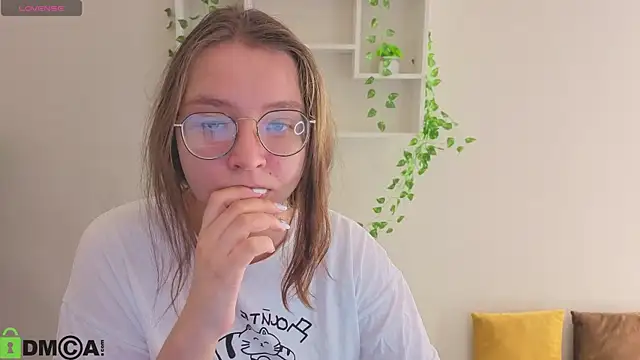 Nuura Moore online show from December 4, 2025, 1:04 am