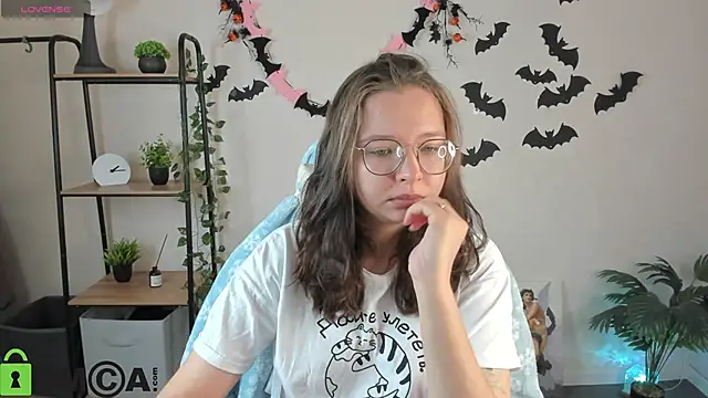 Nuura Moore online show from November 7, 2025, 12:59 am