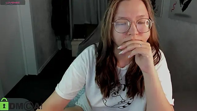 Nuura Moore online show from February 3, 2026, 12:32 am