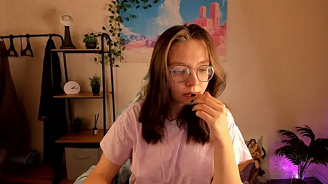 Nuura Moore online show from October 27, 2025, 12:44 am