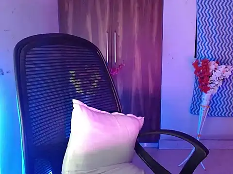 Roiseeee online show from March 10, 2026, 4:49 am