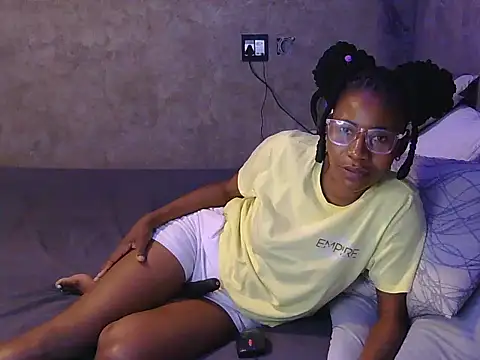 petite queenx online show from October 28, 2025, 2:38 pm