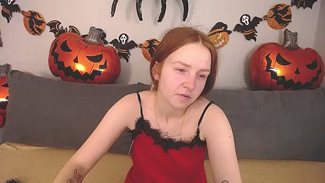 Snapshot of Evarey_ chatting on October 28, 2025, 5:39 am Evarey online show from October 28, 2025, 5:39 am