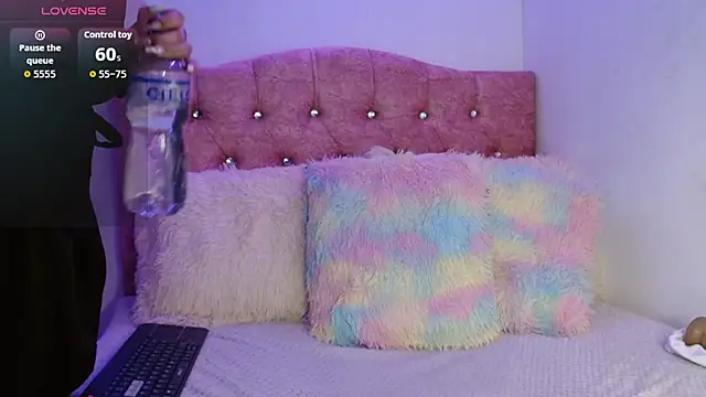 Snapshot of SeleneMore chatting on December 5, 2025, 4:55 am SeleneMore online show from December 5, 2025, 4:55 am