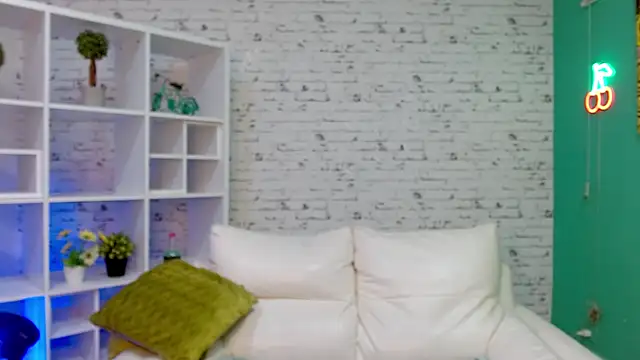 hannahjackson  online show from November 15, 2025, 11:36 am