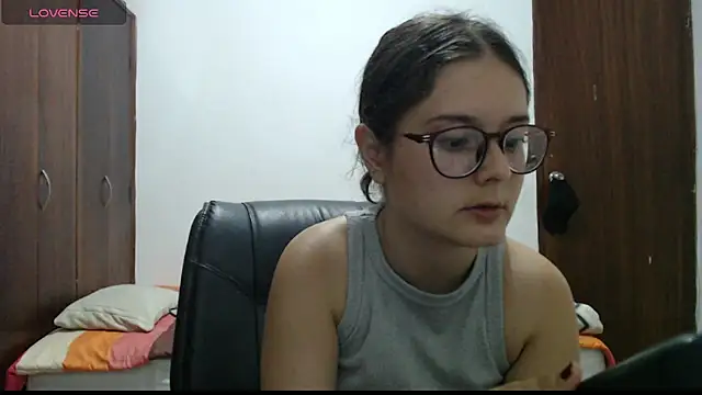 Snapshot of CarlaLorez chatting on July 3, 2026, 11:44 pm CarlaLorez online show from July 3, 2026, 11:44 pm