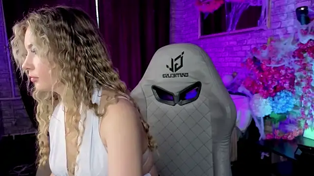 Snapshot of _BellaClark chatting on October 22, 2025, 1:32 pm BellaClark online show from October 22, 2025, 1:32 pm