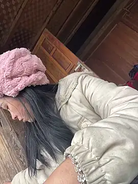 Snapshot of miemie-xx chatting on December 15, 2025, 2:50 am miemie-xx online show from December 15, 2025, 2:50 am