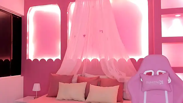 Snapshot of HolyLux chatting on November 7, 2025, 11:04 am HolyLux online show from November 7, 2025, 11:04 am