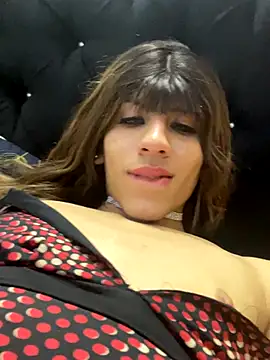 Snapshot of SiaraRealist chatting on December 1, 2025, 6:14 am SiaraRealist online show from December 1, 2025, 6:14 am