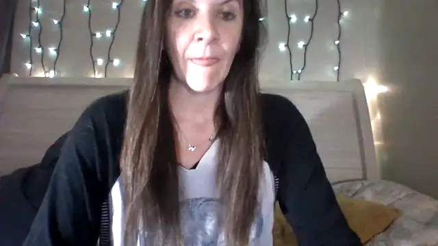 easy briezy online show from November 7, 2025, 9:36 am