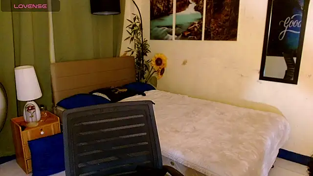 AsianCarl online show from October 28, 2025, 1:21 pm