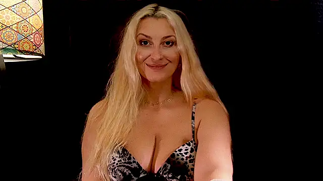 Snapshot of LeticiaReys chatting on November 1, 2025, 9:08 pm LeticiaReys online show from November 1, 2025, 9:08 pm