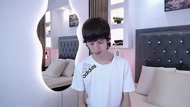 Emo Boy  online show from March 19, 2026, 8:20 pm