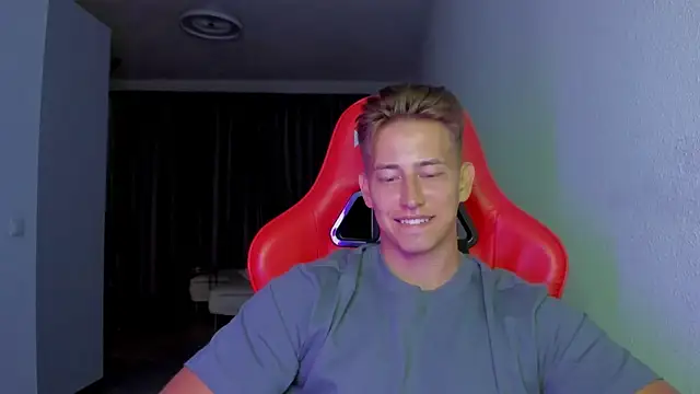 Snapshot of find0m_master chatting on November 12, 2025, 12:37 am find0m master online show from November 12, 2025, 12:37 am