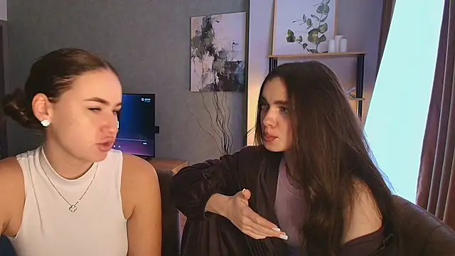 MayaGlow online show from November 26, 2025, 7:41 am