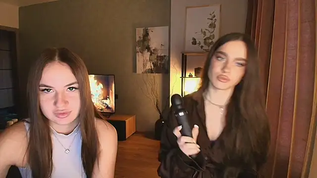 MayaGlow online show from December 5, 2025, 5:28 am