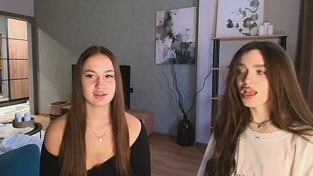 MayaGlow online show from November 21, 2025, 5:39 am