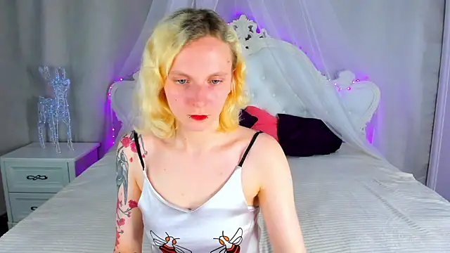 LikiLips online show from May 27, 2026, 1:57 am