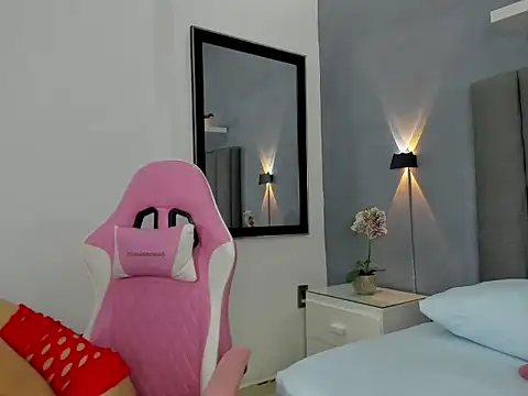 Snapshot of laura_maite_ chatting on November 26, 2025, 12:16 pm laura maite online show from November 26, 2025, 12:16 pm