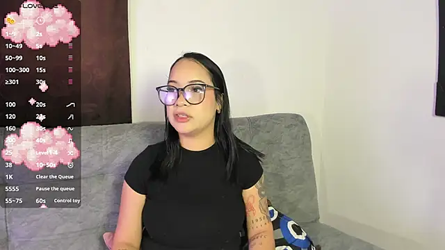 Kari Ruiz  online show from April 17, 2026, 10:45 pm