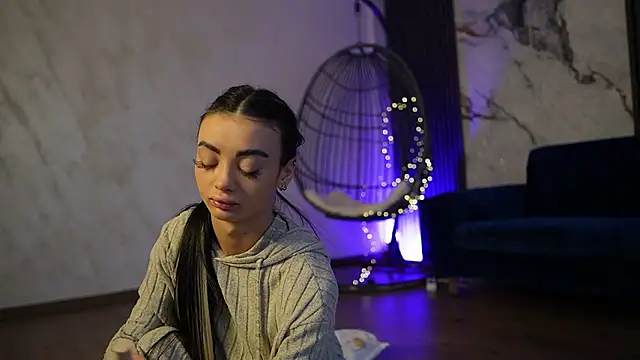 RachelRavee online show from March 22, 2026, 5:10 am