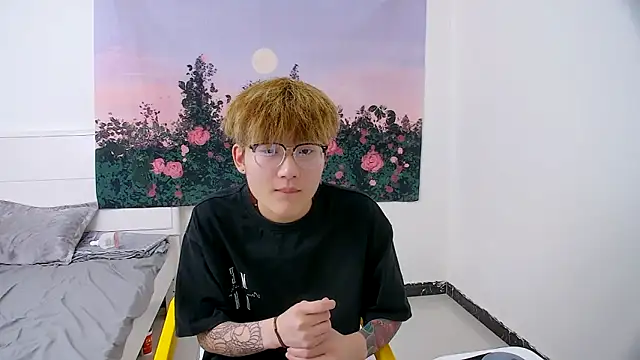 KK-cuteboy online show from April 15, 2026, 7:07 pm