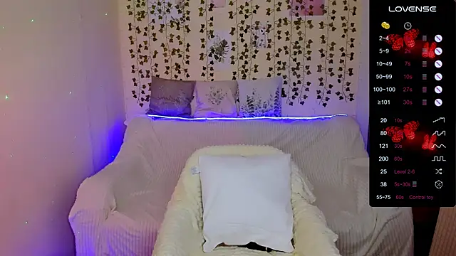 Snapshot of Evaa_Braunn chatting on December 15, 2025, 2:17 am Evaa Braunn online show from December 15, 2025, 2:17 am