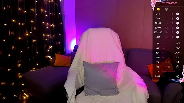 Snapshot of Evaa_Braunn chatting on December 2, 2025, 2:12 am Evaa Braunn online show from December 2, 2025, 2:12 am