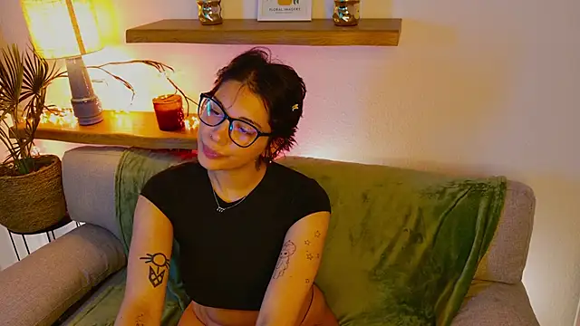 Snapshot of LoraShines chatting on December 3, 2025, 9:09 am LoraShines online show from December 3, 2025, 9:09 am