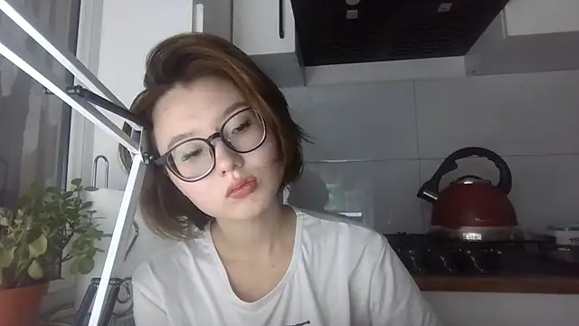 LilyTaylors online show from October 17, 2025, 5:37 pm
