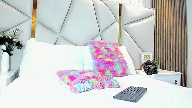 rebeca brown  online show from March 18, 2026, 11:35 am