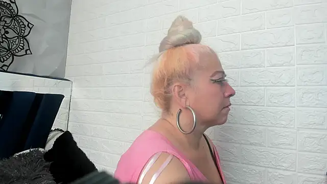 Snapshot of pamela_velazco chatting on November 12, 2025, 1:37 pm pamela velazco online show from November 12, 2025, 1:37 pm