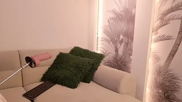 NatalieHeaveen online show from December 5, 2025, 12:15 pm