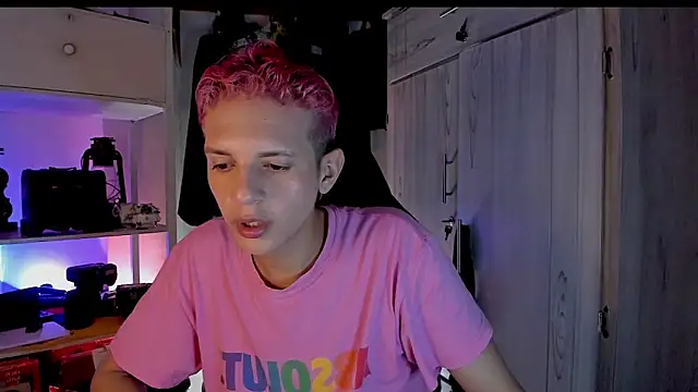 Snapshot of tylernova chatting on November 21, 2025, 4:00 am tylernova online show from November 21, 2025, 4:00 am