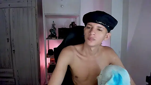 Snapshot of tylernova chatting on December 15, 2025, 7:58 am tylernova online show from December 15, 2025, 7:58 am