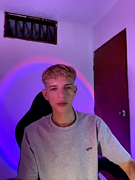 Snapshot of tylernova chatting on November 9, 2025, 3:54 am tylernova online show from November 9, 2025, 3:54 am