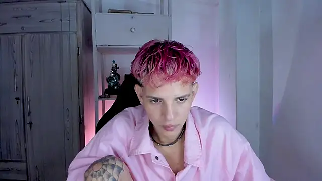 Snapshot of tylernova chatting on December 14, 2025, 7:52 pm tylernova online show from December 14, 2025, 7:52 pm