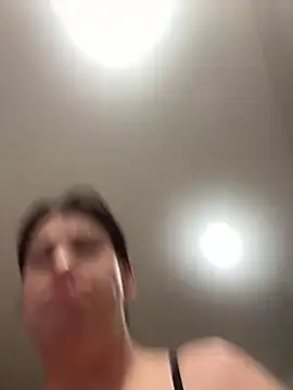 Snapshot of oceanGal25 chatting on December 15, 2025, 8:20 am oceanGal25 online show from December 15, 2025, 8:20 am