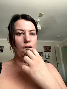 Snapshot of oceanGal25 chatting on December 3, 2025, 2:12 am oceanGal25 online show from December 3, 2025, 2:12 am