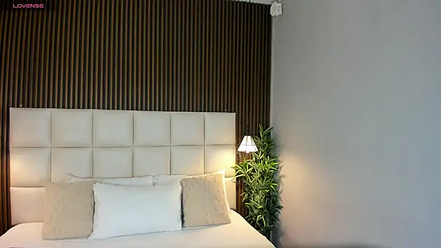 VanneCamiel online show from December 2, 2025, 11:34 am