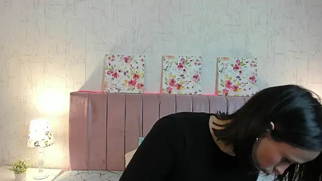 Snapshot of Veronicaxsaenz chatting on October 19, 2025, 1:03 pm Veronicaxsaenz online show from October 19, 2025, 1:03 pm